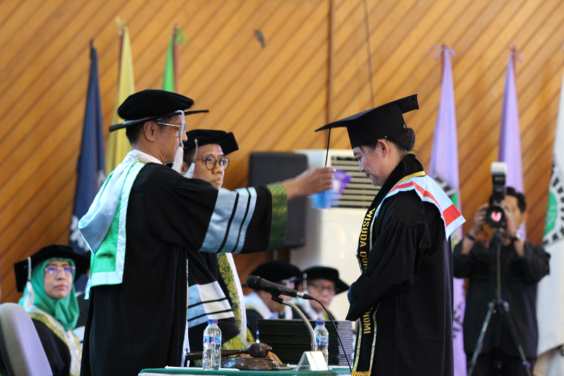 120 Wisudawan FEB UNAND Mengikuti Prosesi Wisuda I Tahun 2025